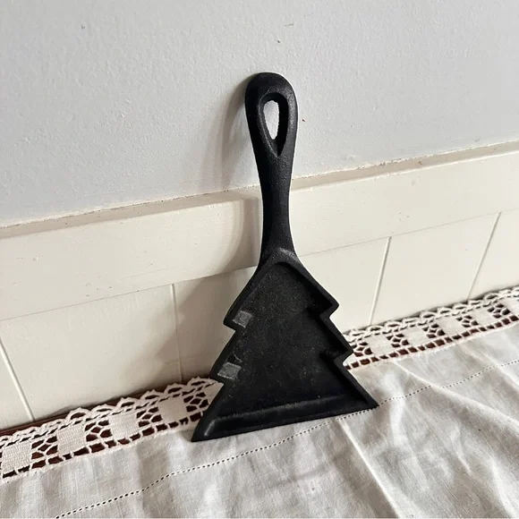 Cast iron Christmas tree pan - Picture 1 of 3